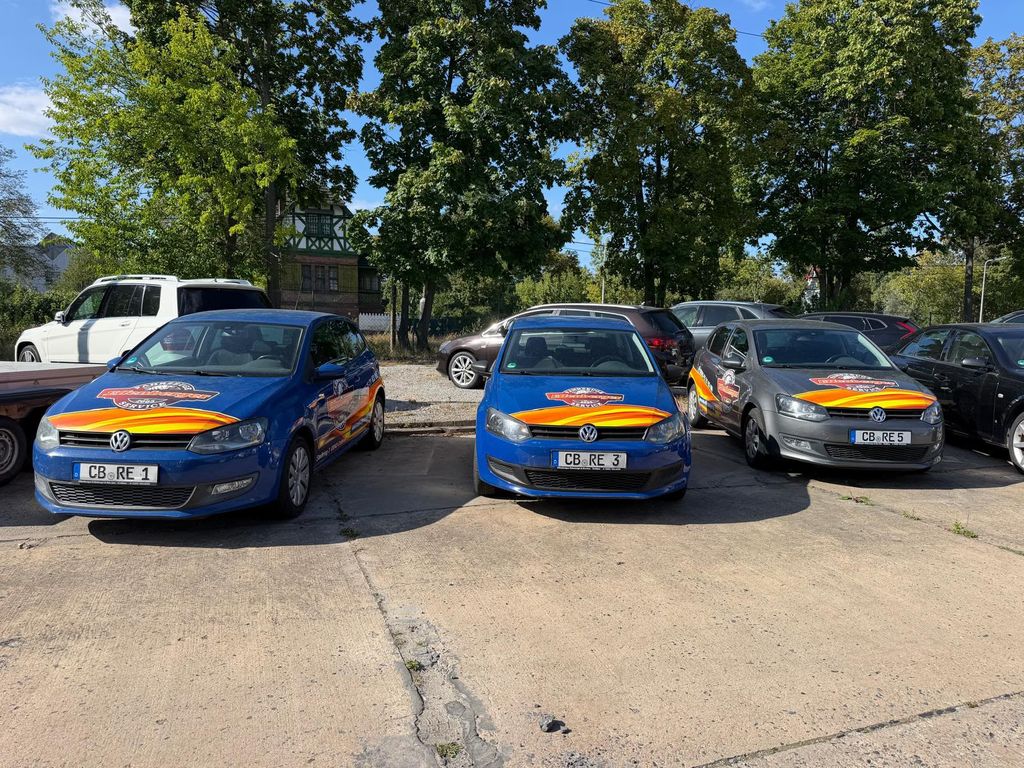 Drei Werkstattersatzwagen von Effenberger, VW Polo mit oranger Flammenfolierung und dem Kennzeichen CB RE